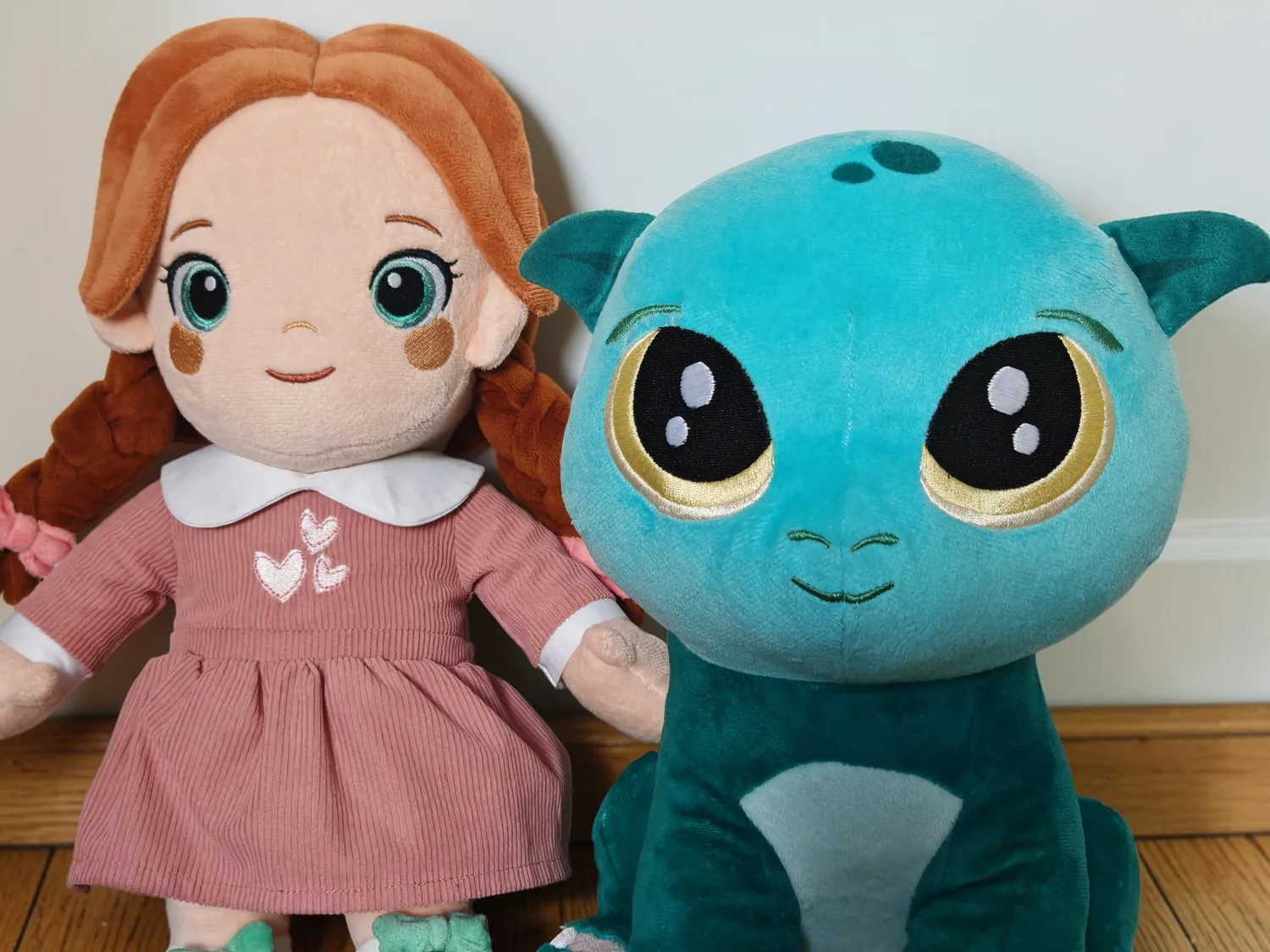 Lotti et Kobi ensemble devant un mur blanc cassé, sur un parquet