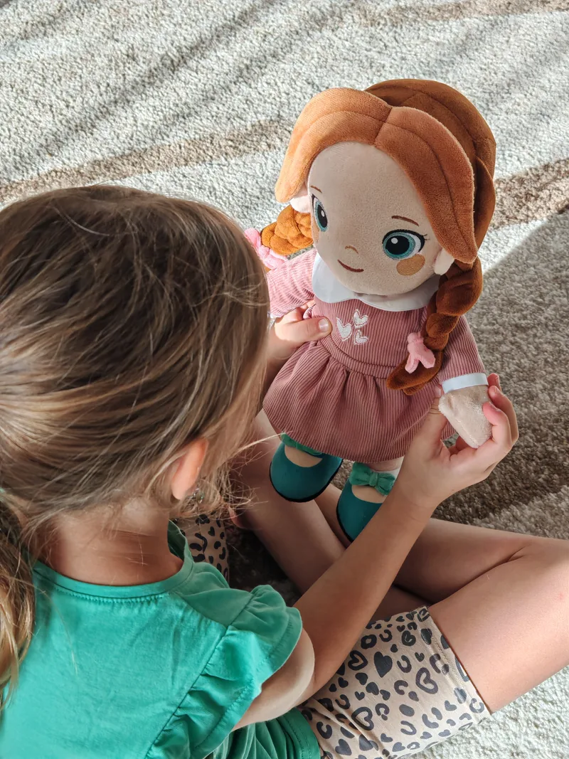 Un enfant qui parle à la peluche